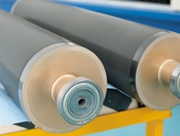 Quais são as vantagens dos rolos revestidos de liga dura em aplicações industriais?